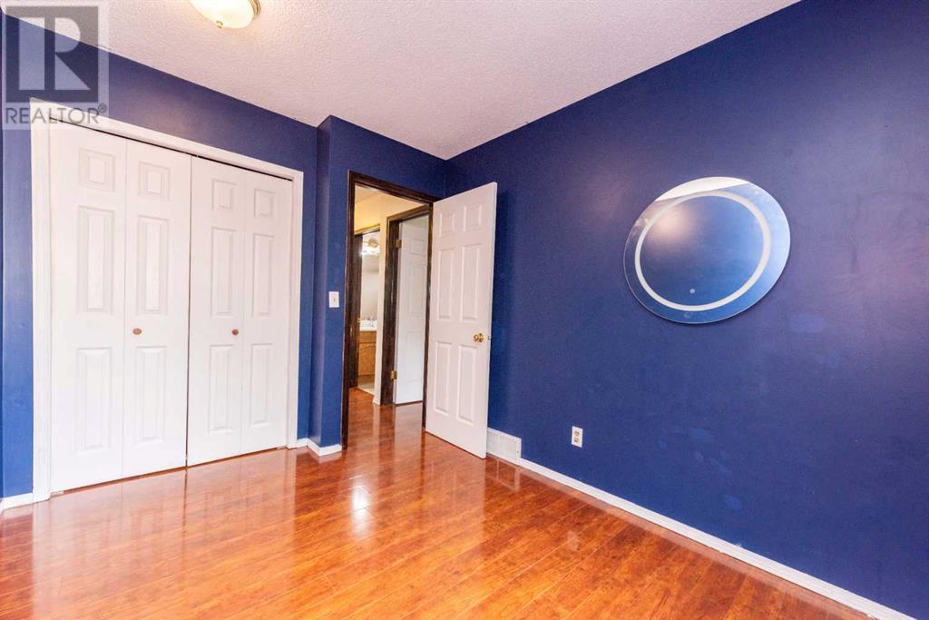 Single Family House 4 Level for Sale in  Riverglen Place SE Riverbend Calgary 