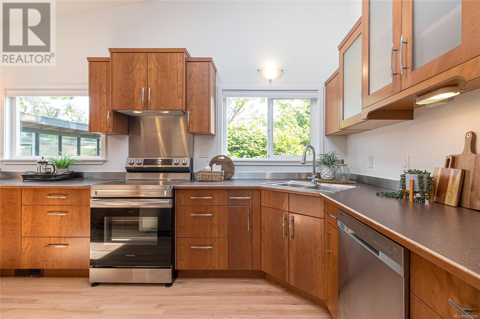 Photo 11 of 3515 Cardiff Pl, Oak Bay BC