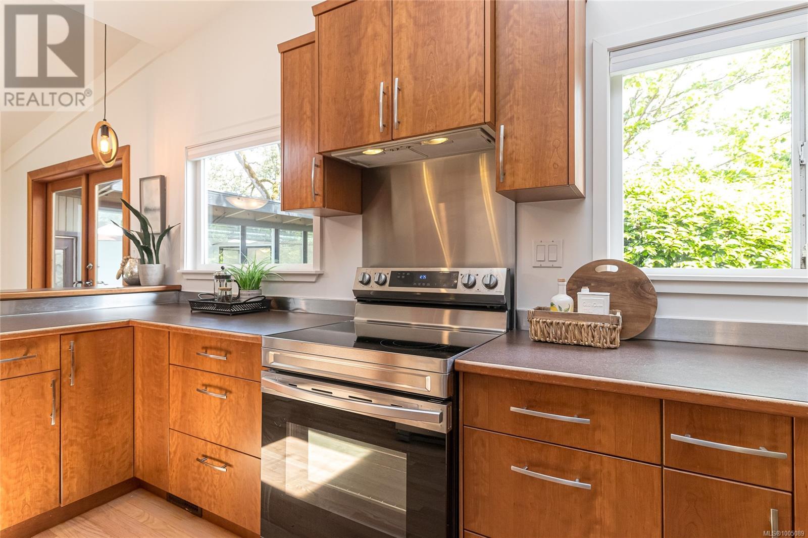 Photo 19 of 3515 Cardiff Pl, Oak Bay BC