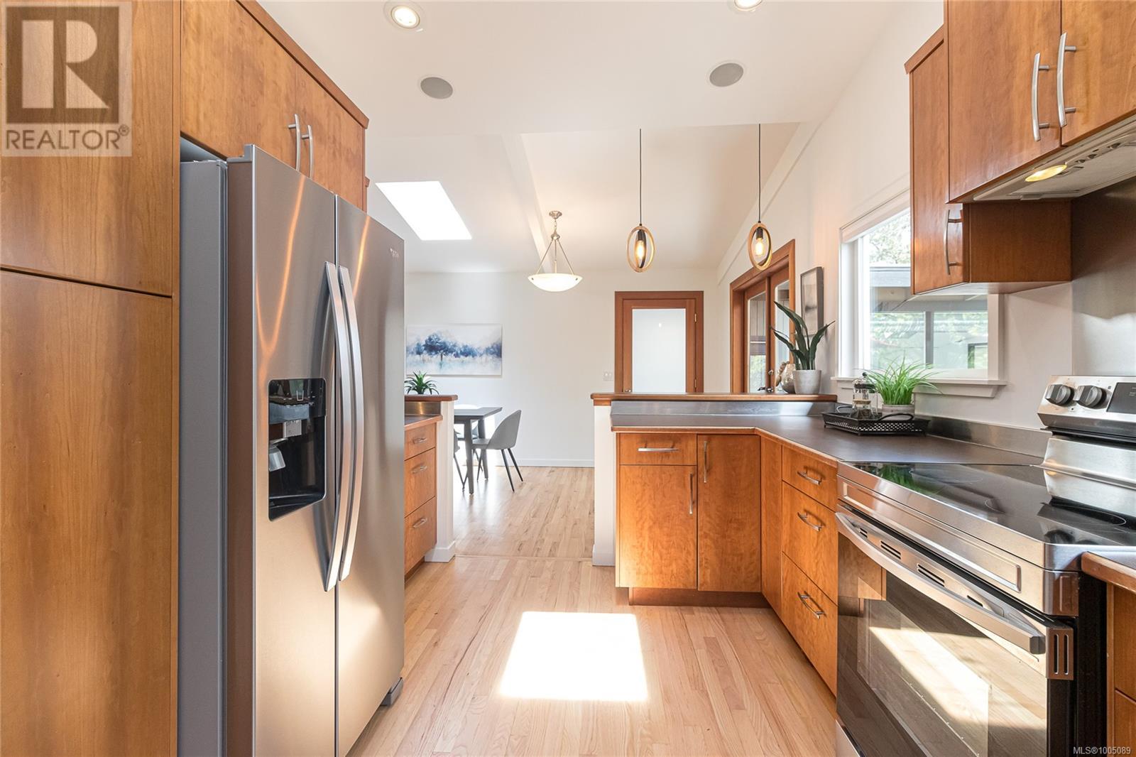 Photo 9 of 3515 Cardiff Pl, Oak Bay BC