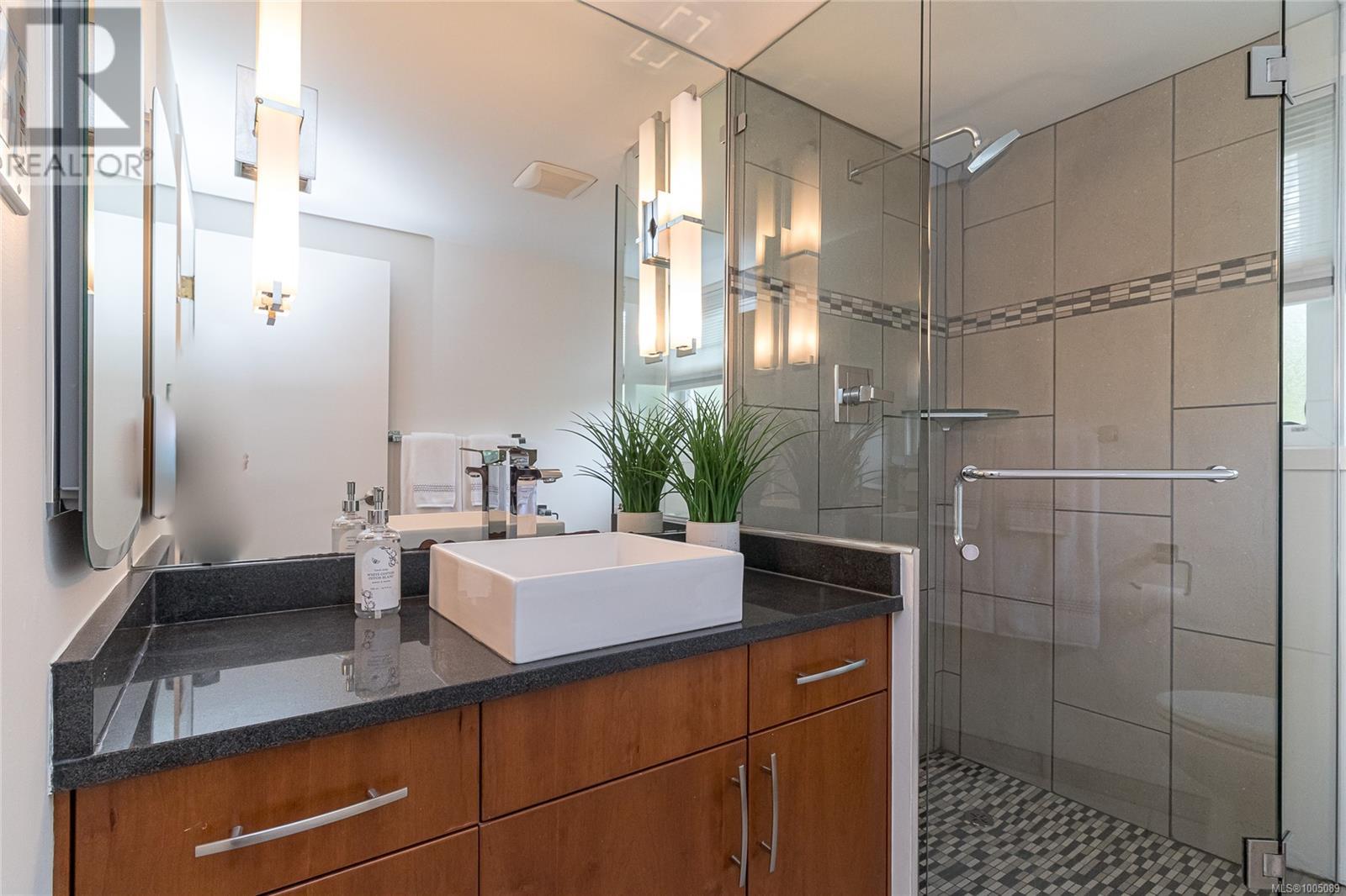 Photo 12 of 3515 Cardiff Pl, Oak Bay BC