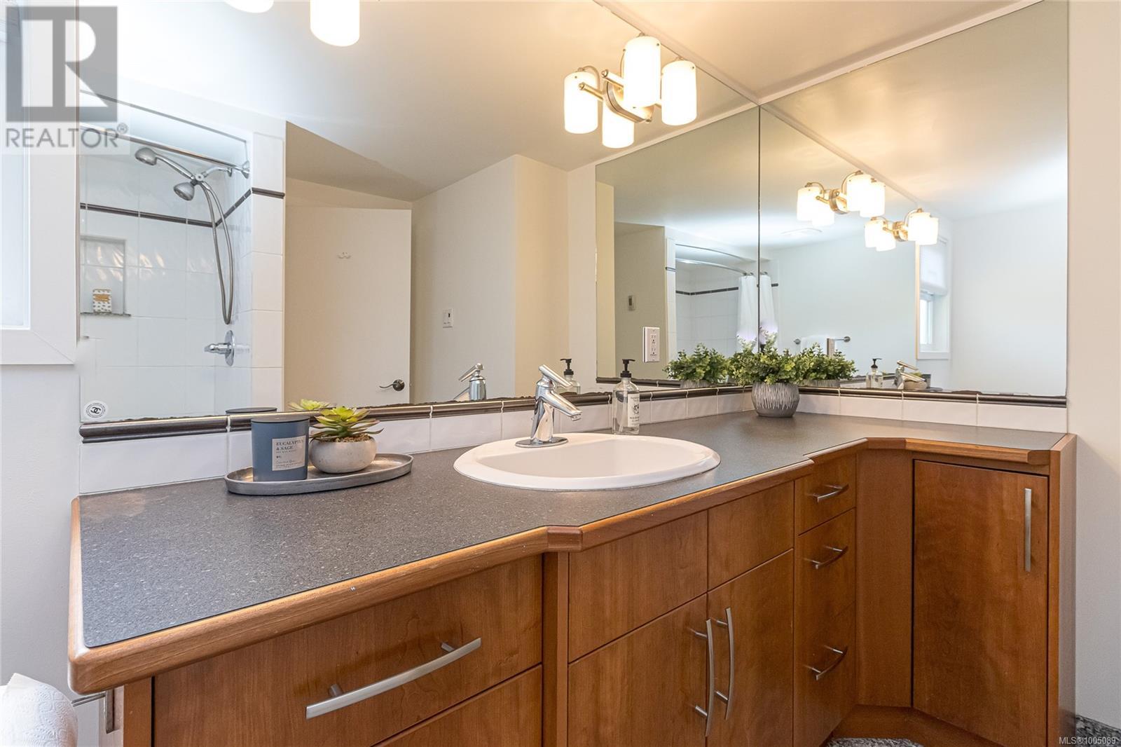 Photo 6 of 3515 Cardiff Pl, Oak Bay BC