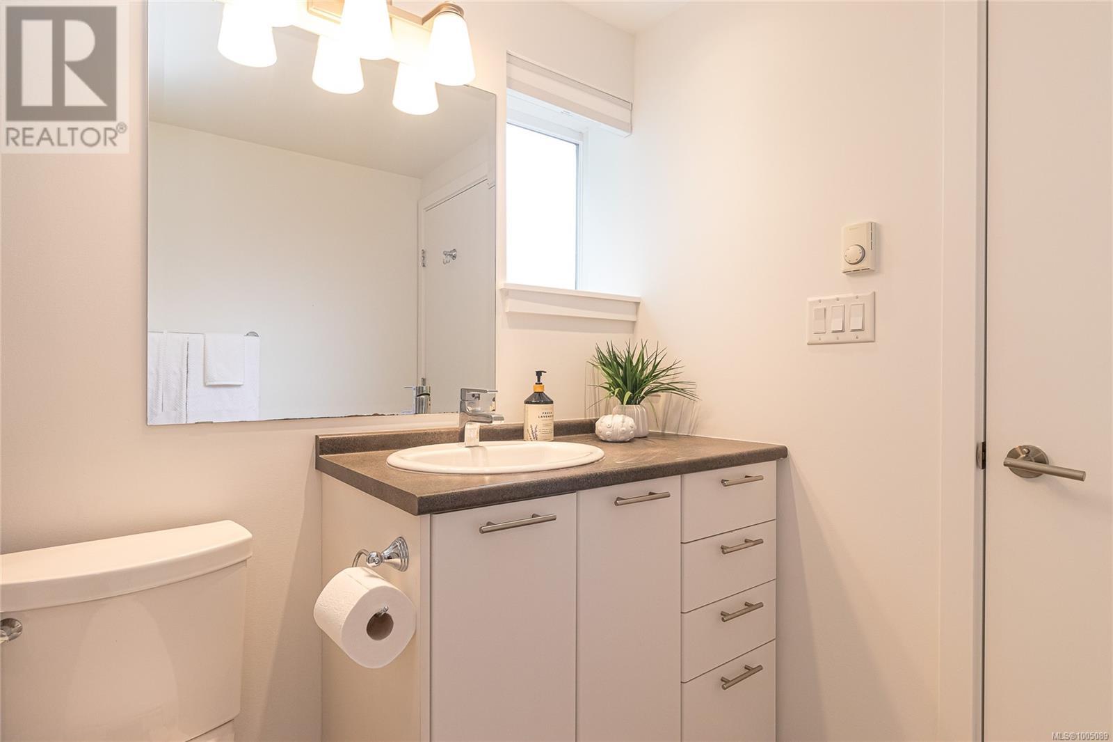 Photo 2 of 3515 Cardiff Pl, Oak Bay BC