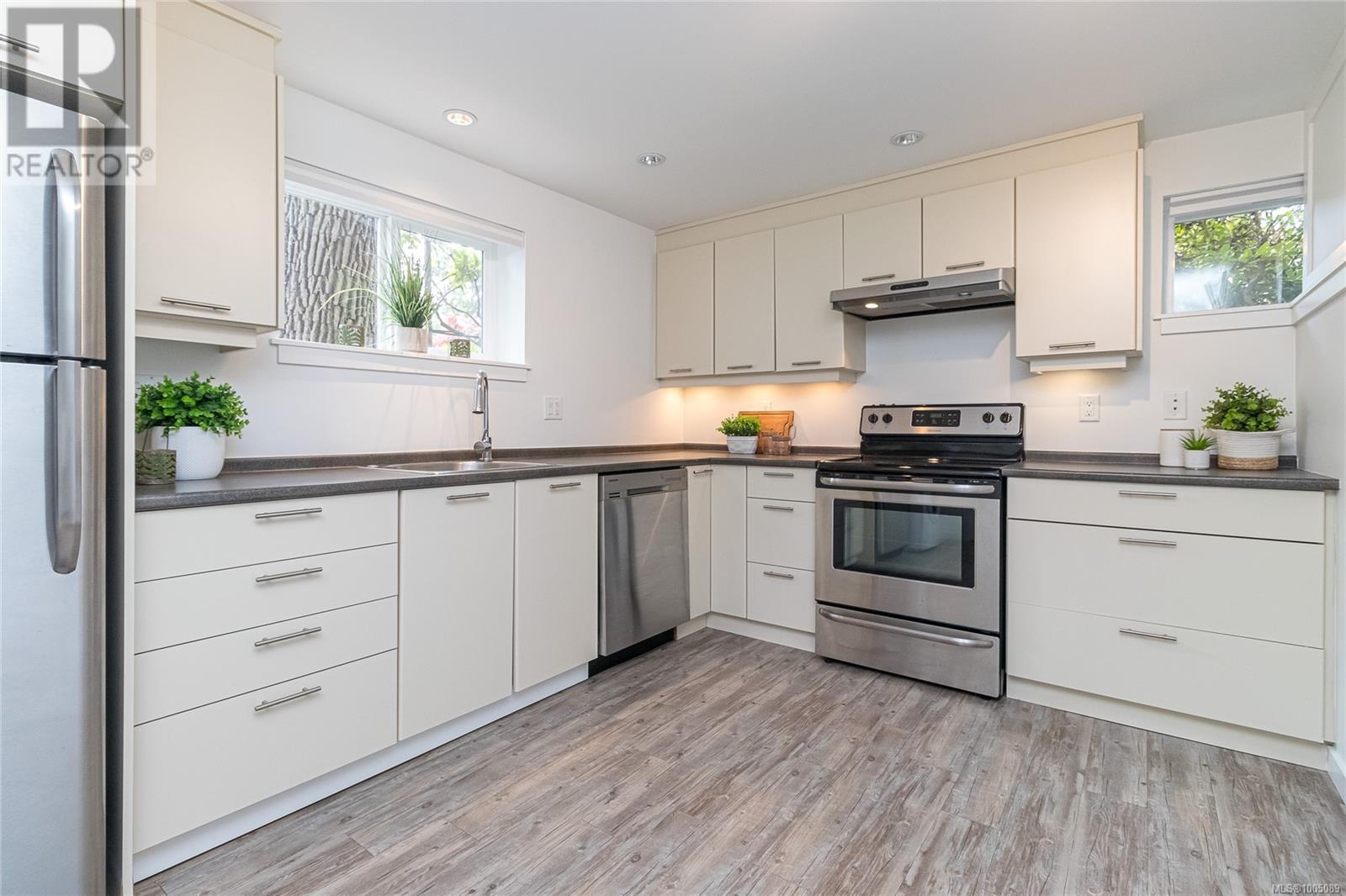Photo 16 of 3515 Cardiff Pl, Oak Bay BC