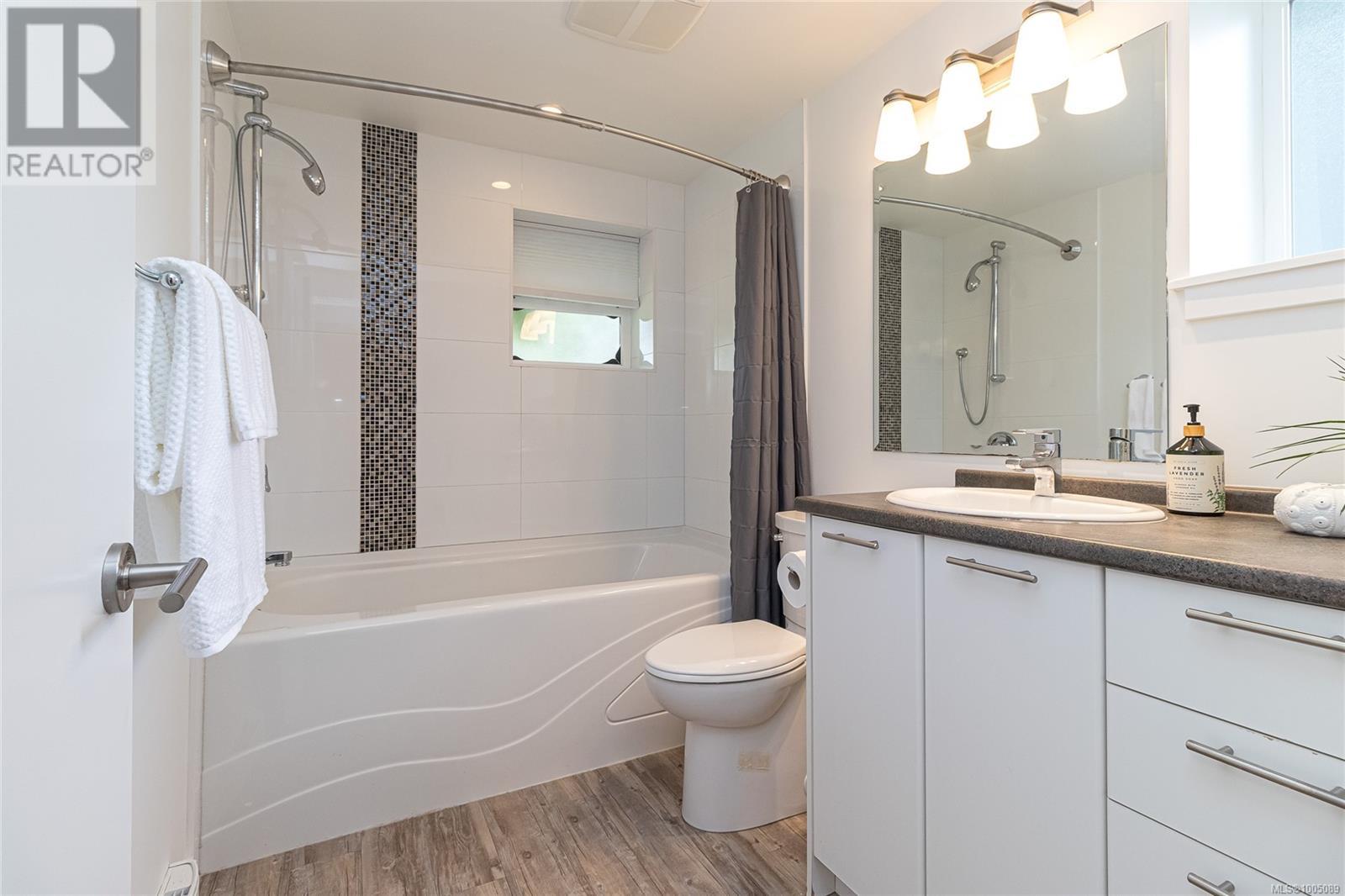 Photo 4 of 3515 Cardiff Pl, Oak Bay BC