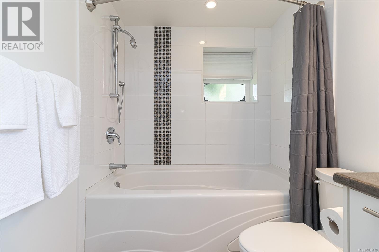 Photo 15 of 3515 Cardiff Pl, Oak Bay BC