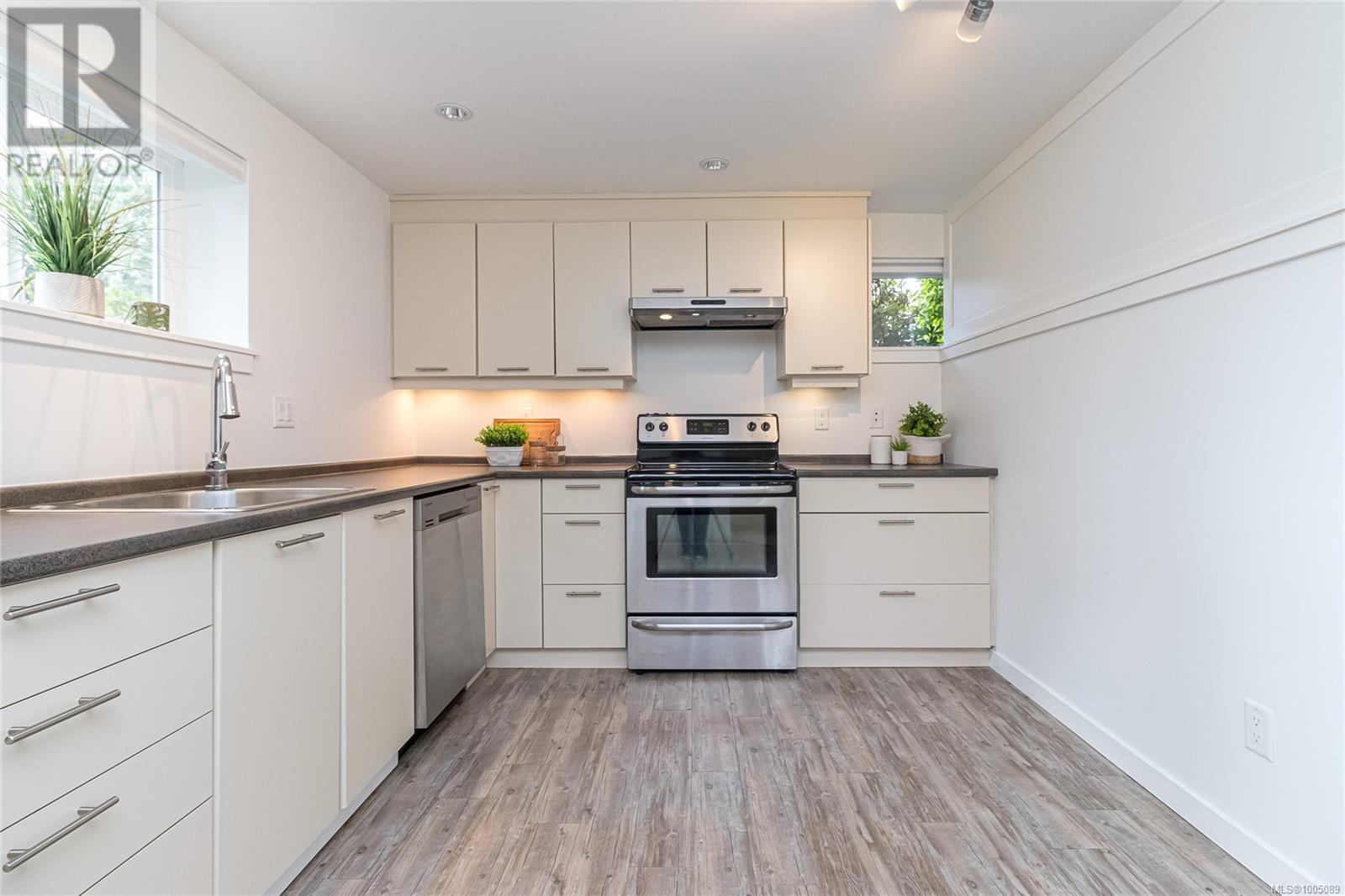 Photo 7 of 3515 Cardiff Pl, Oak Bay BC