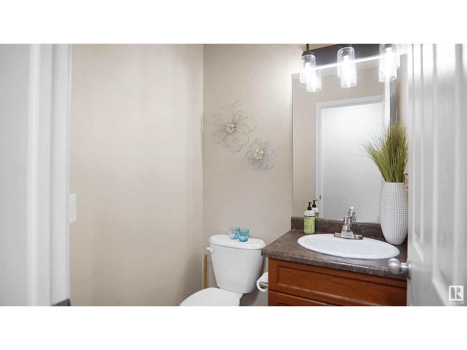 Photo 12 of 20845 92 A Av Nw, Edmonton AB