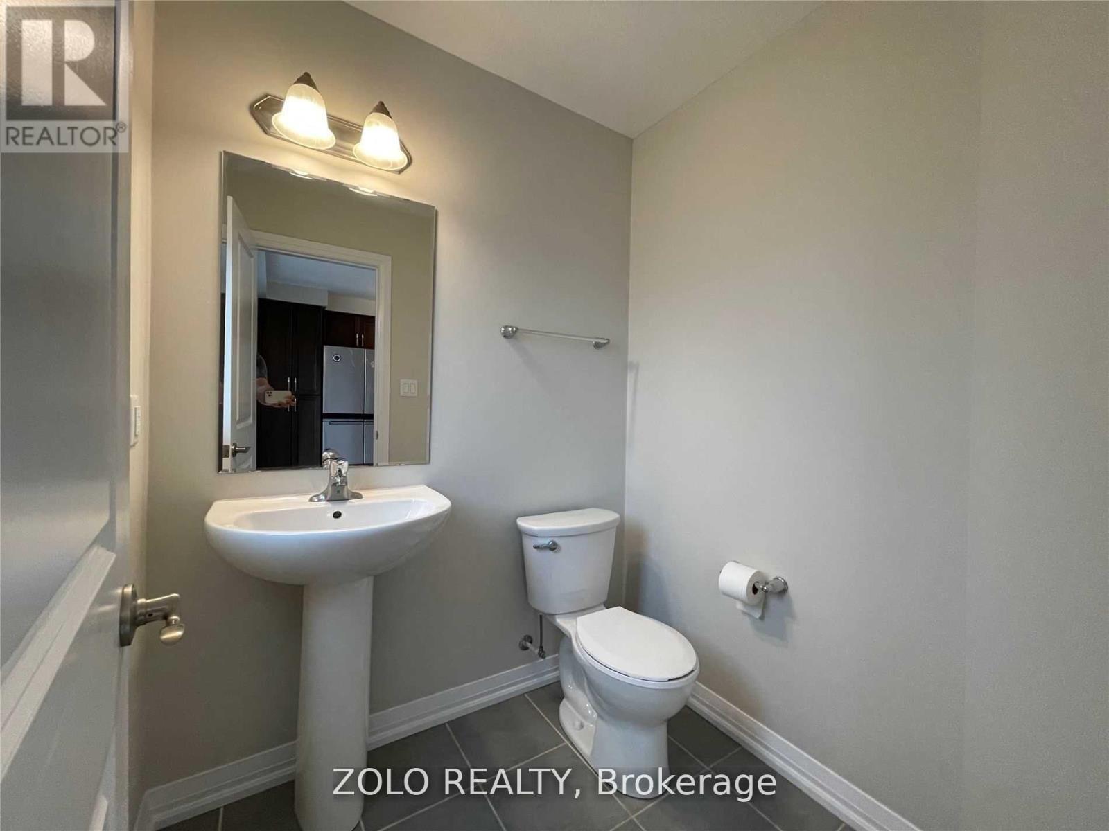 Photo 3 of 106 Monarch Woods Drive, Kitchener ON