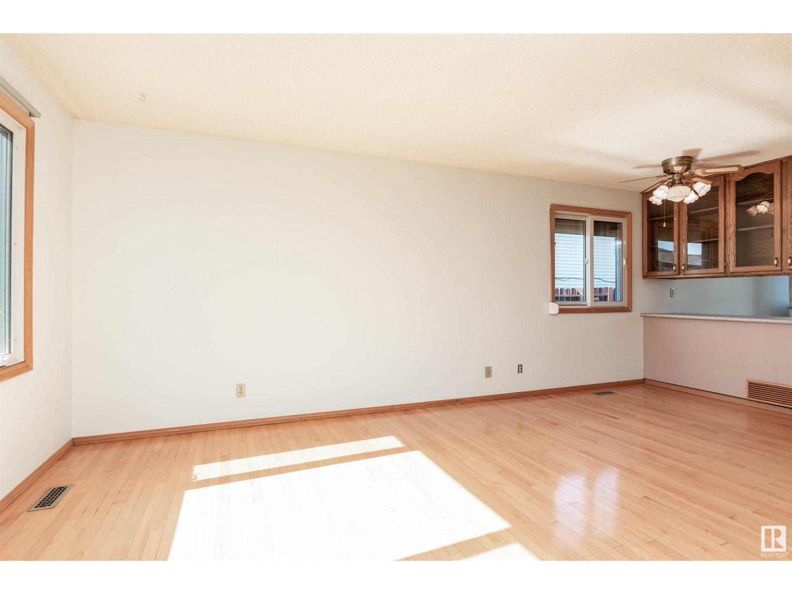 Photo 3 of 14528 29 St Nw Nw, Edmonton AB