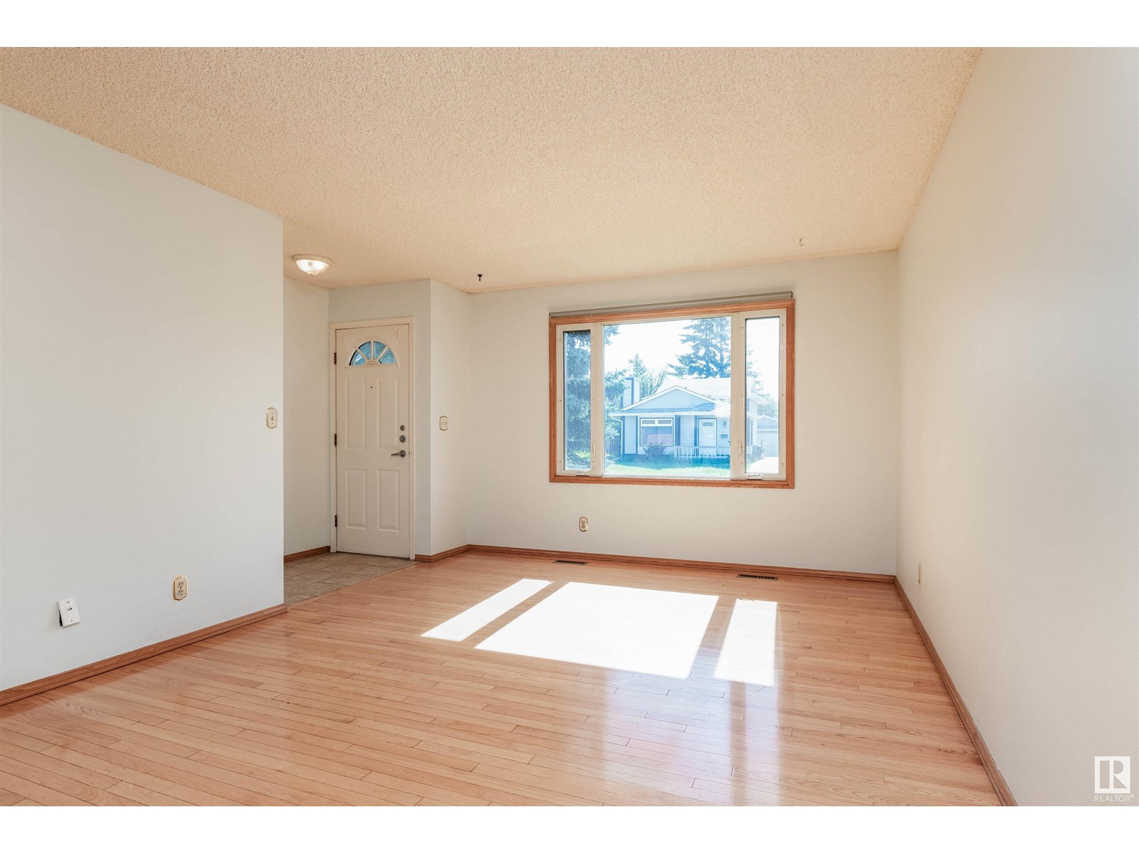 Photo 5 of 14528 29 St Nw Nw, Edmonton AB