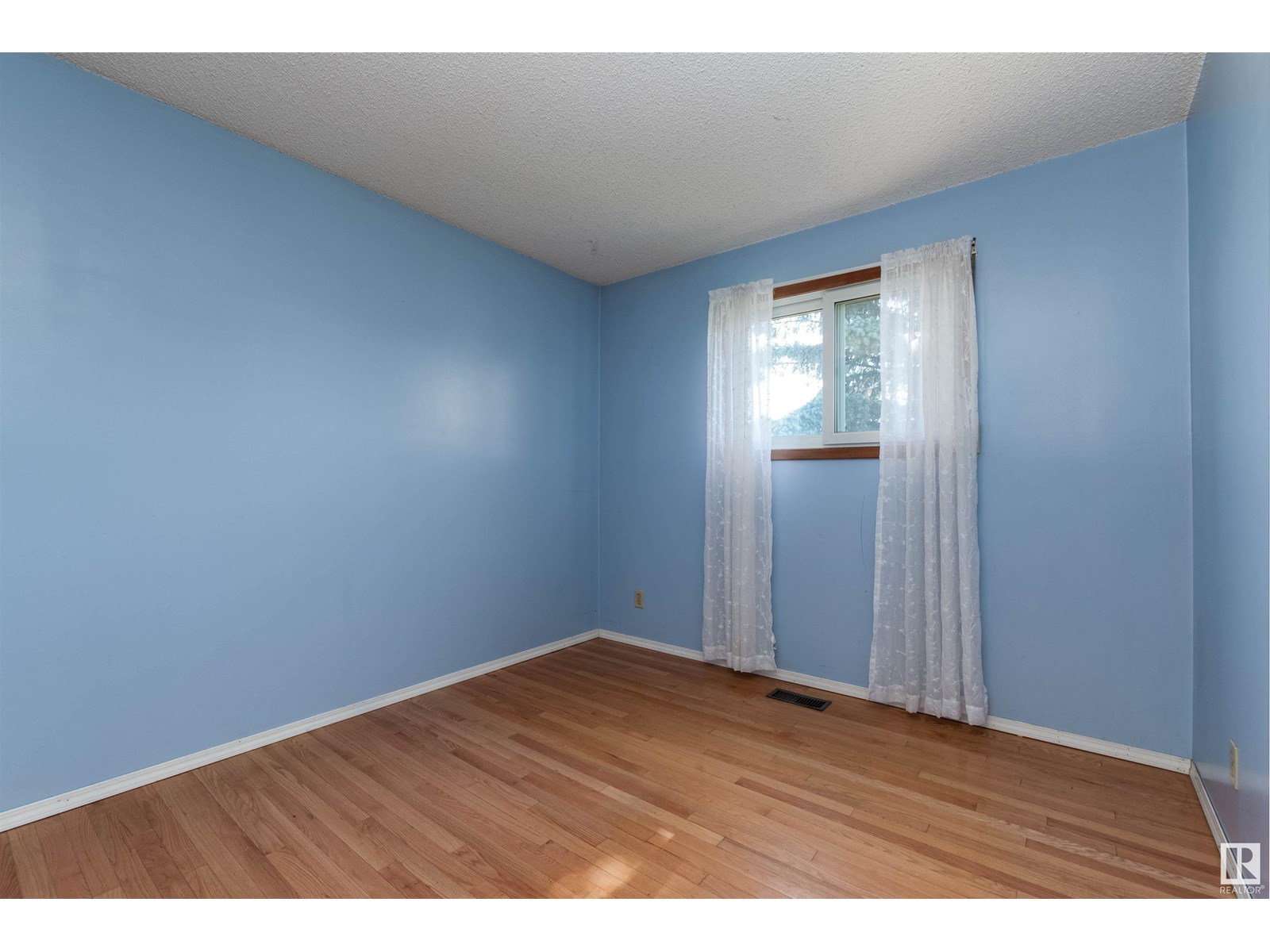 Photo 10 of 14528 29 St Nw Nw, Edmonton AB
