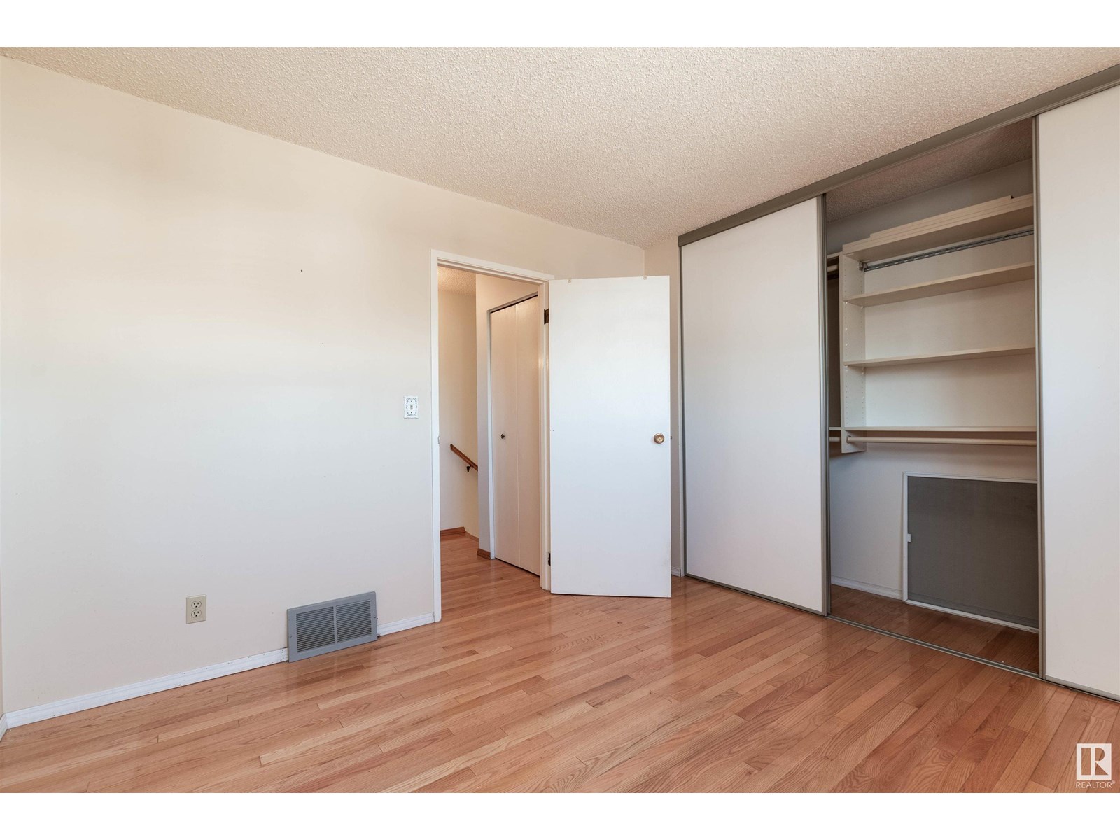 Photo 13 of 14528 29 St Nw Nw, Edmonton AB