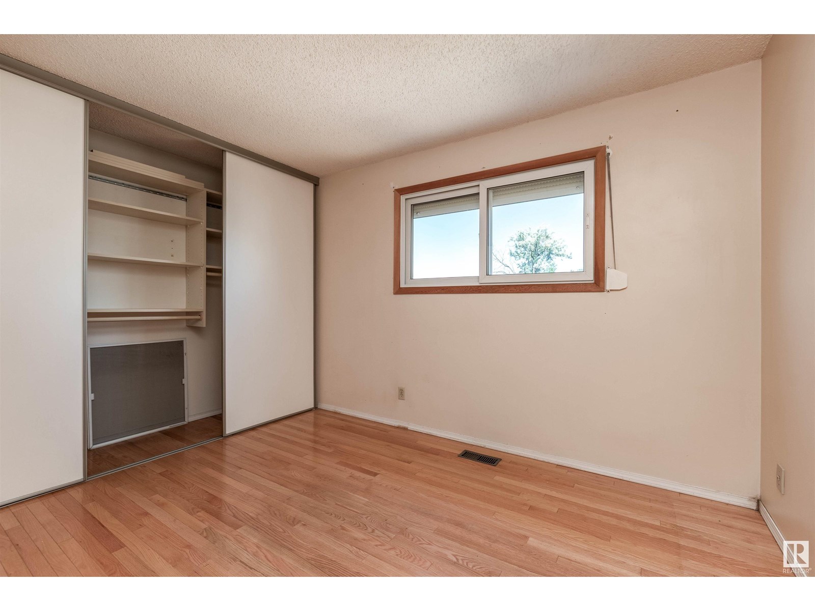 Photo 12 of 14528 29 St Nw Nw, Edmonton AB