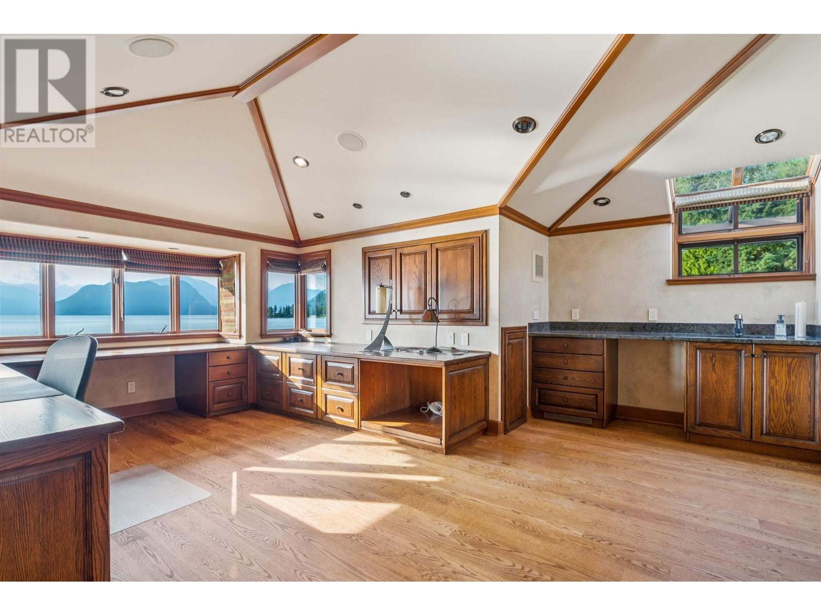 270 LIONS BAY AVENUE, Lions Bay