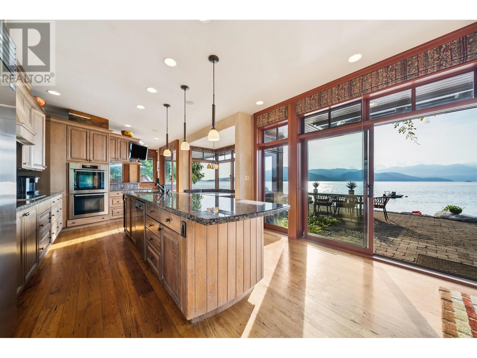 270 LIONS BAY AVENUE, Lions Bay