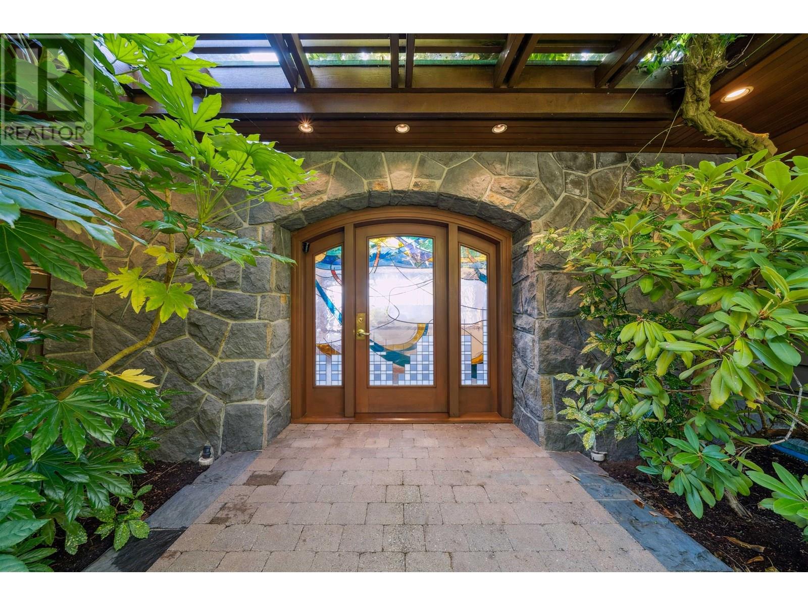 270 LIONS BAY AVENUE, Lions Bay