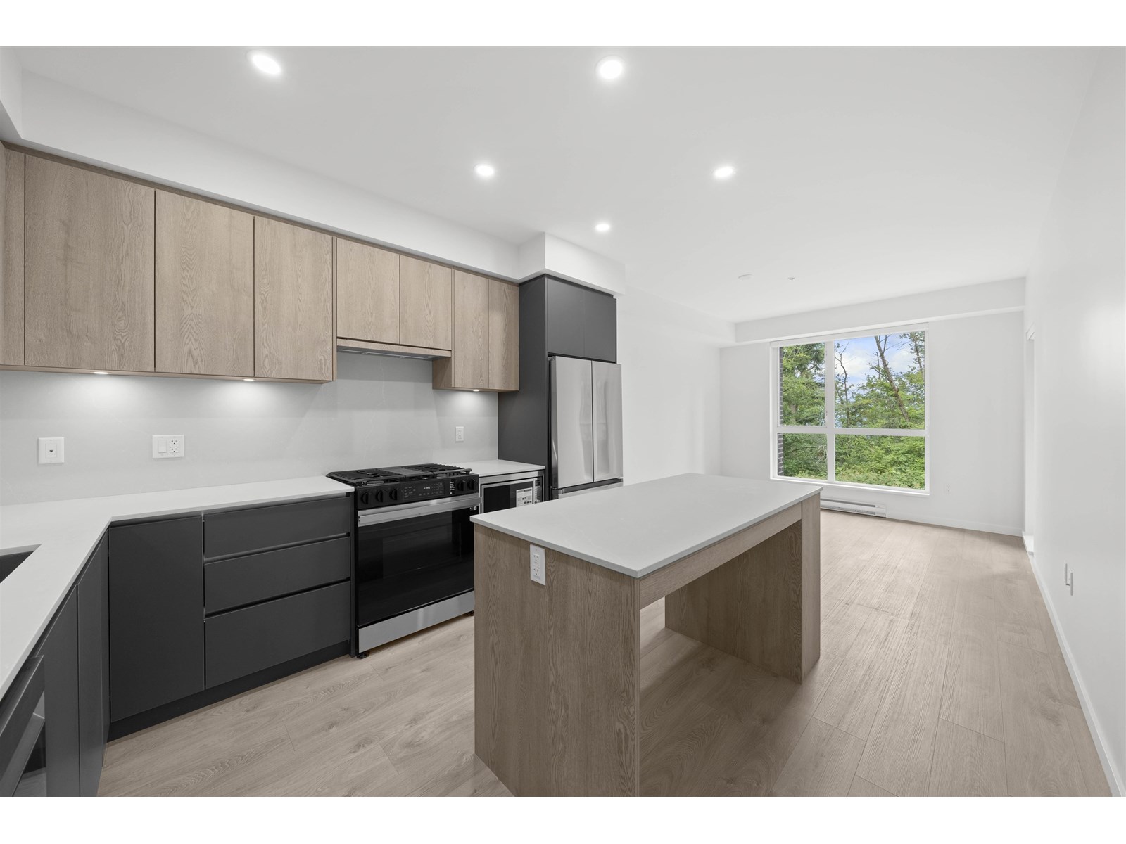 Photo 2 of 206 6585 195 A Street, Surrey BC