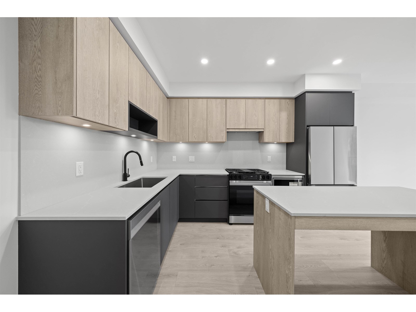 Photo 3 of 206 6585 195 A Street, Surrey BC