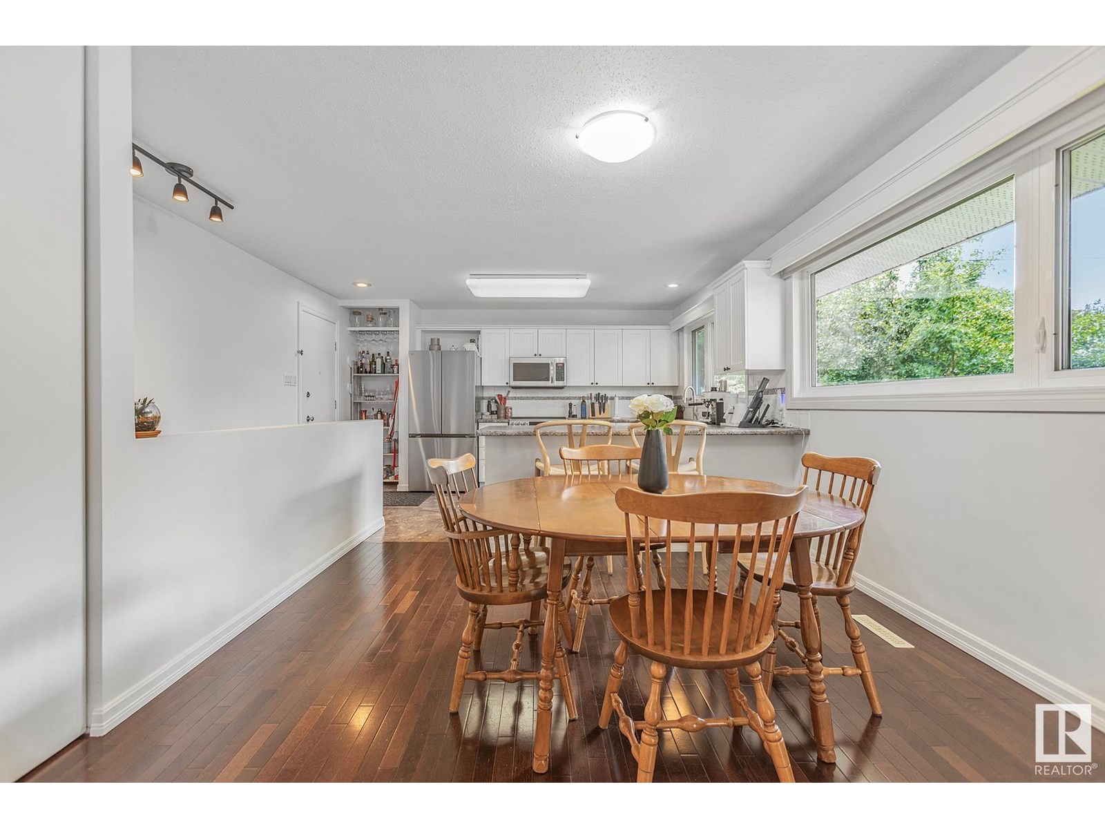 Photo 2 of 4908 112 St Nw, Edmonton AB
