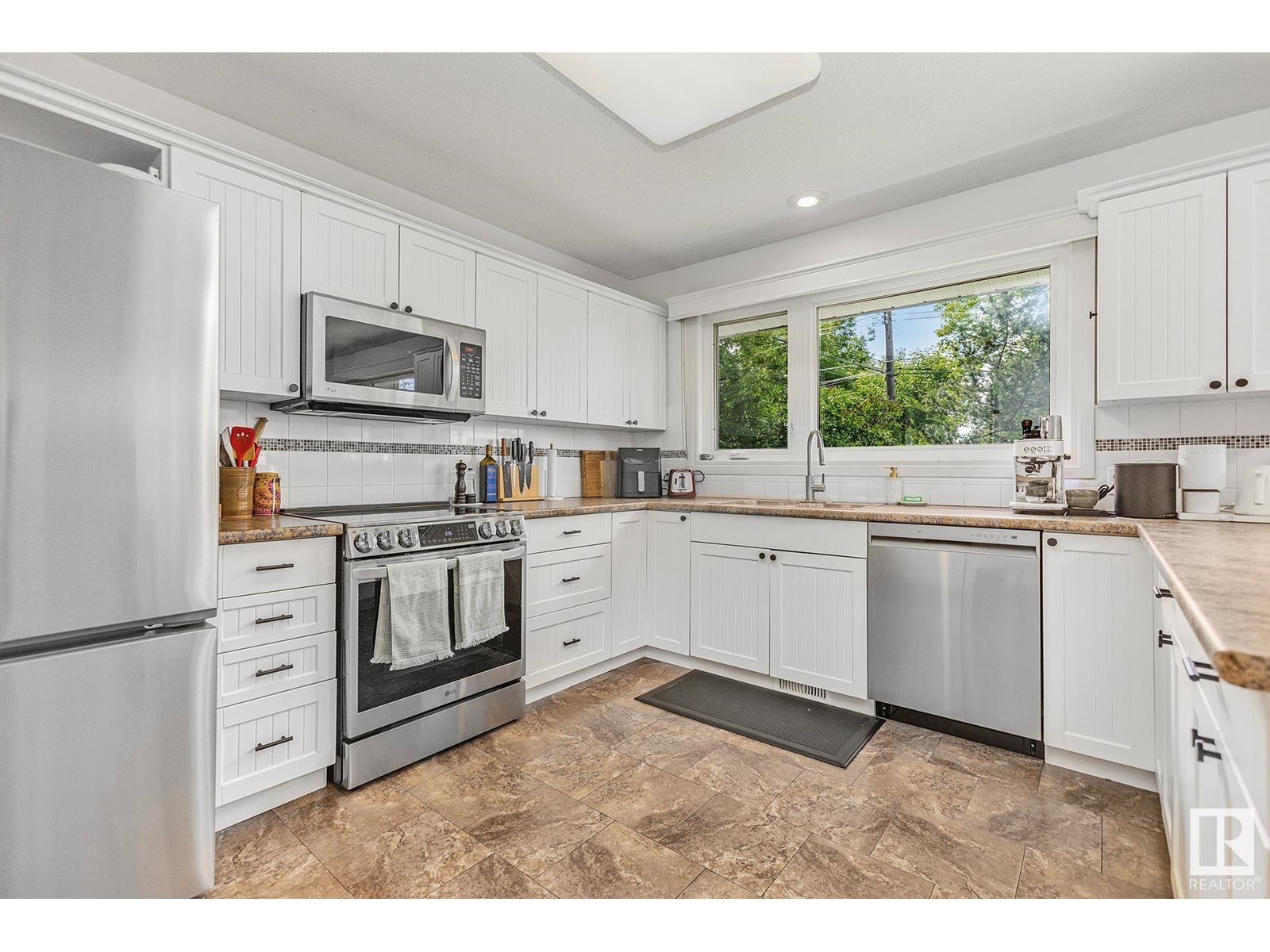 Photo 3 of 4908 112 St Nw, Edmonton AB