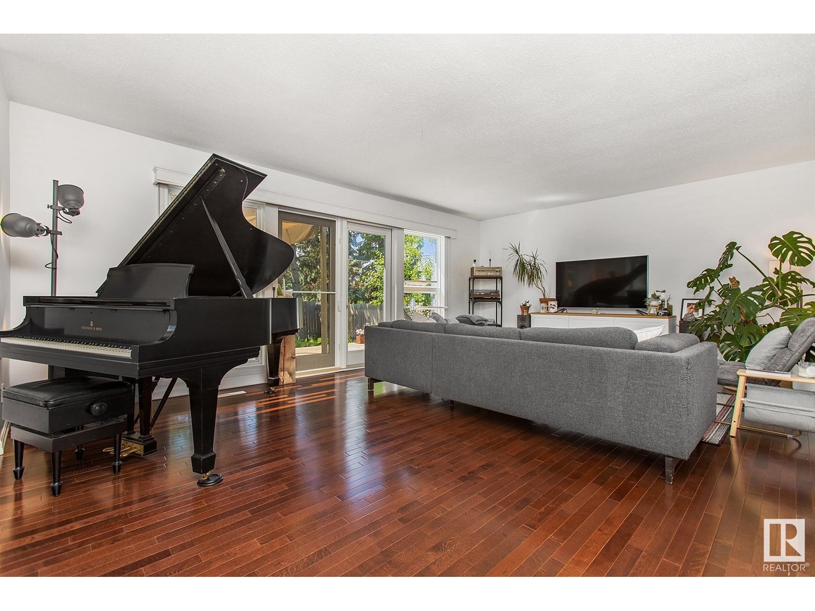 Photo 9 of 4908 112 St Nw, Edmonton AB