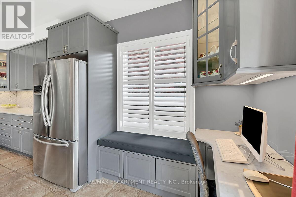 Photo 2 of 4 Moonstone Court, Hamilton ON