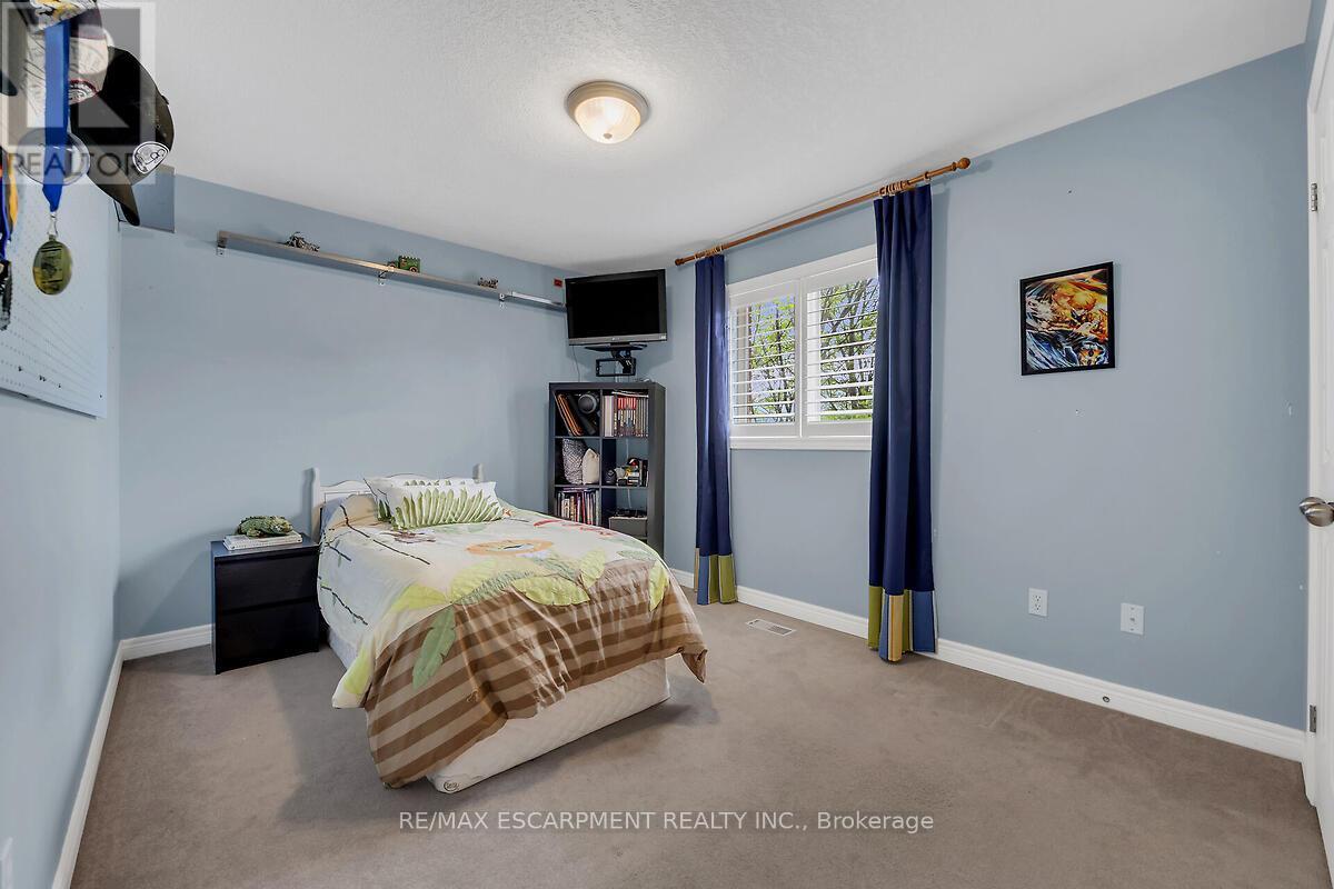 Photo 3 of 4 Moonstone Court, Hamilton ON