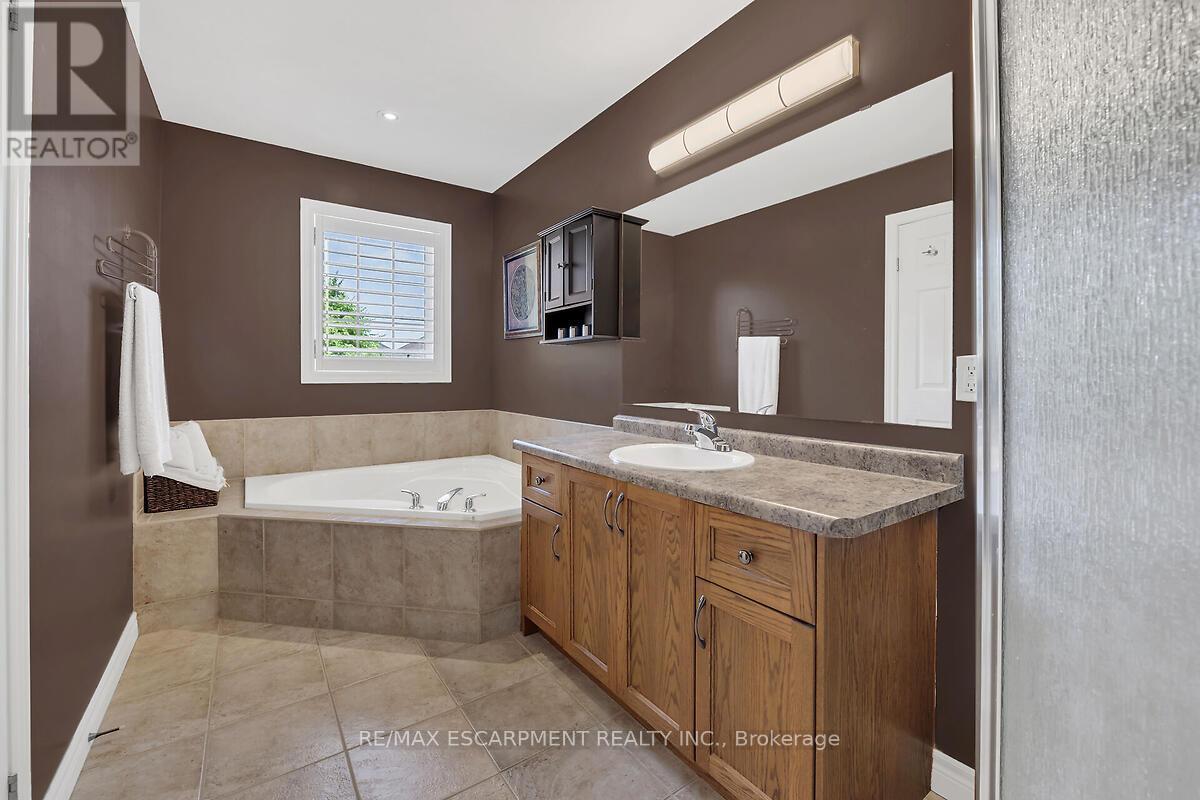 Photo 22 of 4 Moonstone Court, Hamilton ON