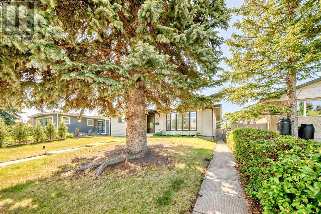 Single Family House Bungalow for Sale in  Vanguard Road NW Varsity Calgary 