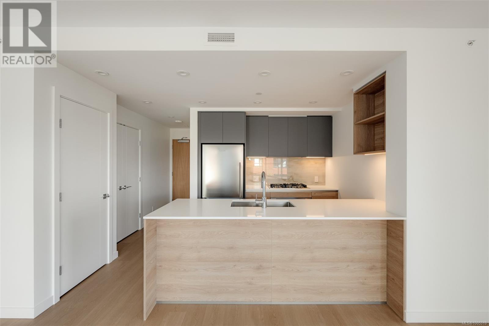 Photo 15 of 305 363 Tyee Rd, Victoria BC