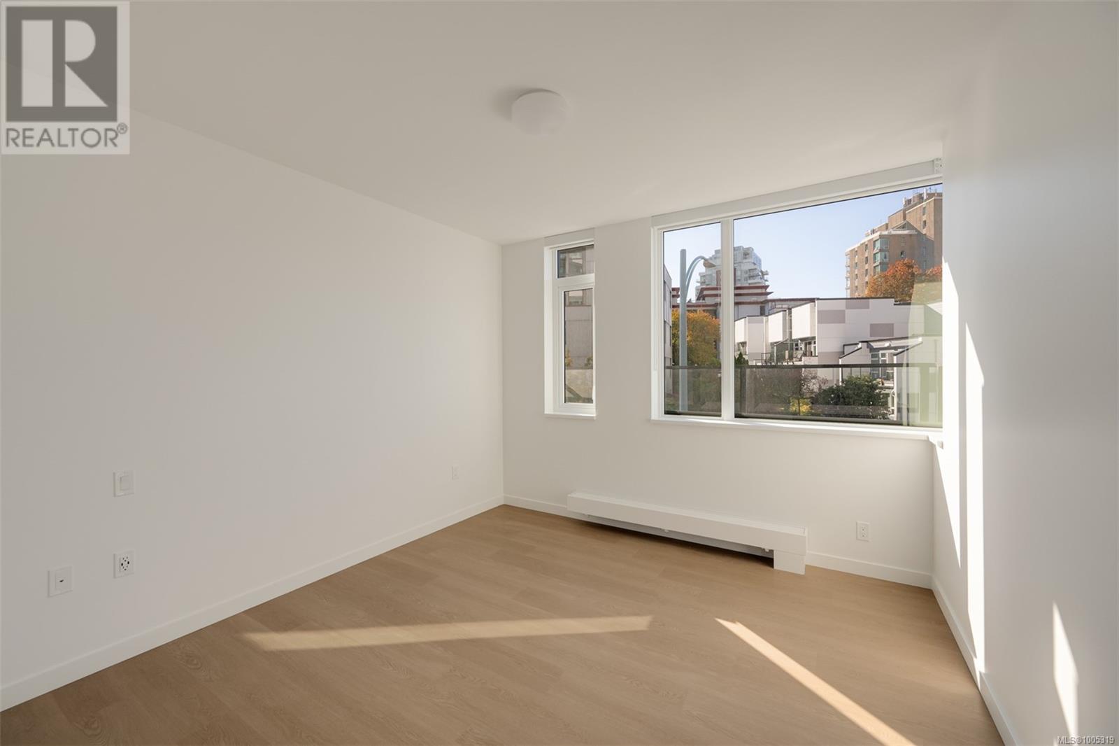 Photo 3 of 305 363 Tyee Rd, Victoria BC