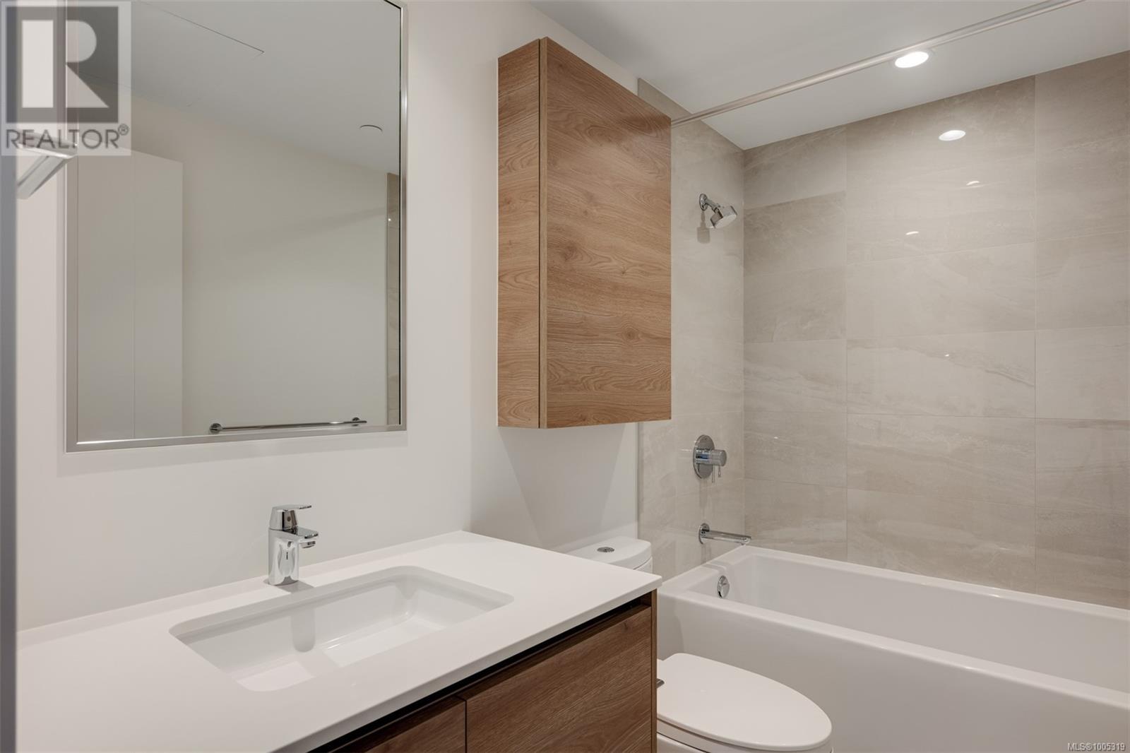 Photo 2 of 305 363 Tyee Rd, Victoria BC
