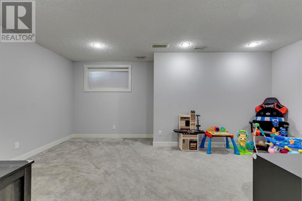 Single Family House for Sale in  Copperpond Landing SE Copperfield Calgary 