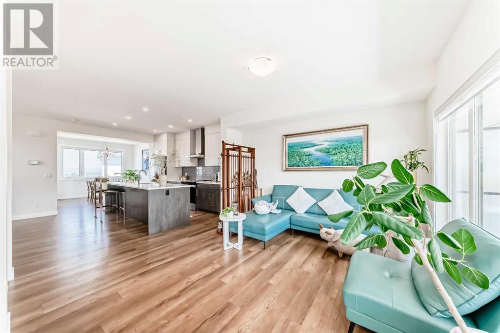 Single Family House for Sale in  Crestridge Common SW Crestmont Calgary 