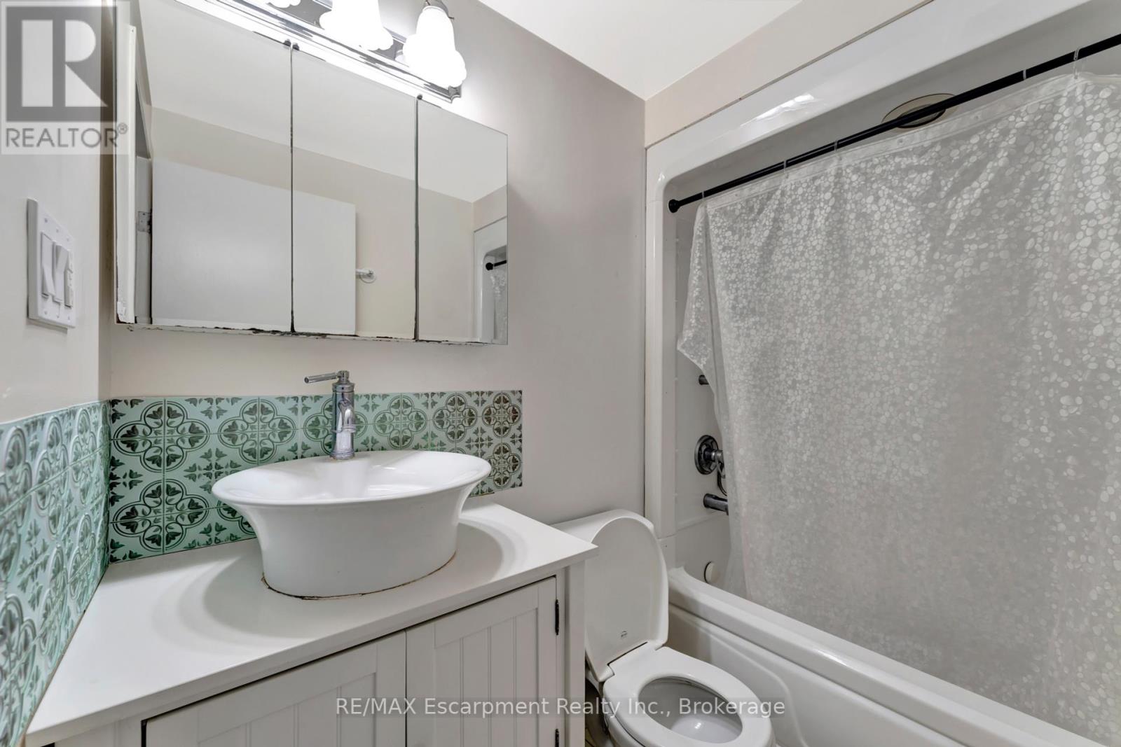 Photo 14 of 15 165 Green Valley Drive, Kitchener ON
