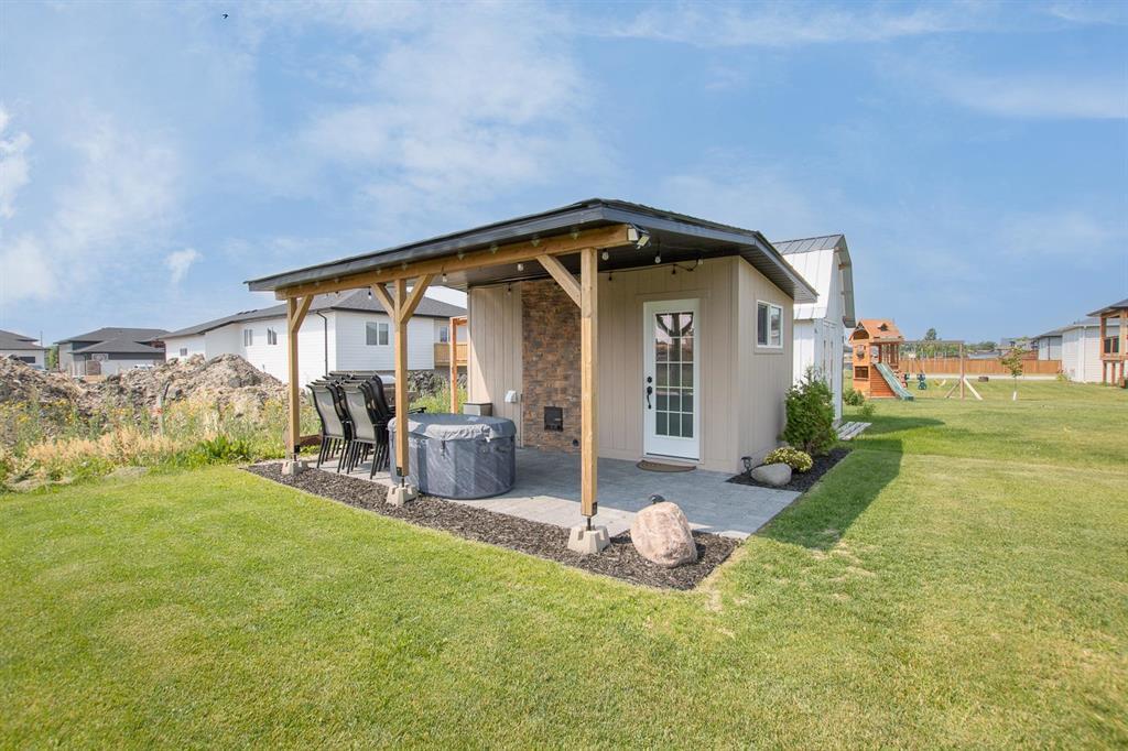 Photo 38 of 135 Parkside Crescent, Mitchell MB