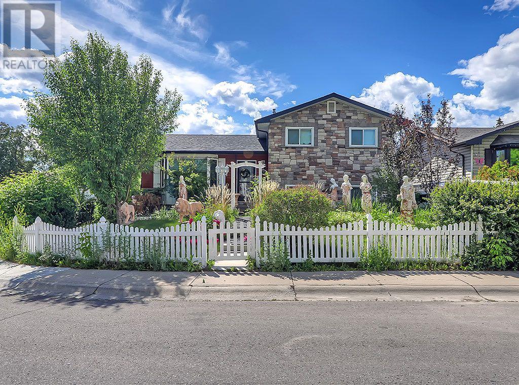 Single Family House 3 Level for Sale in   Street NE Rundle Calgary 