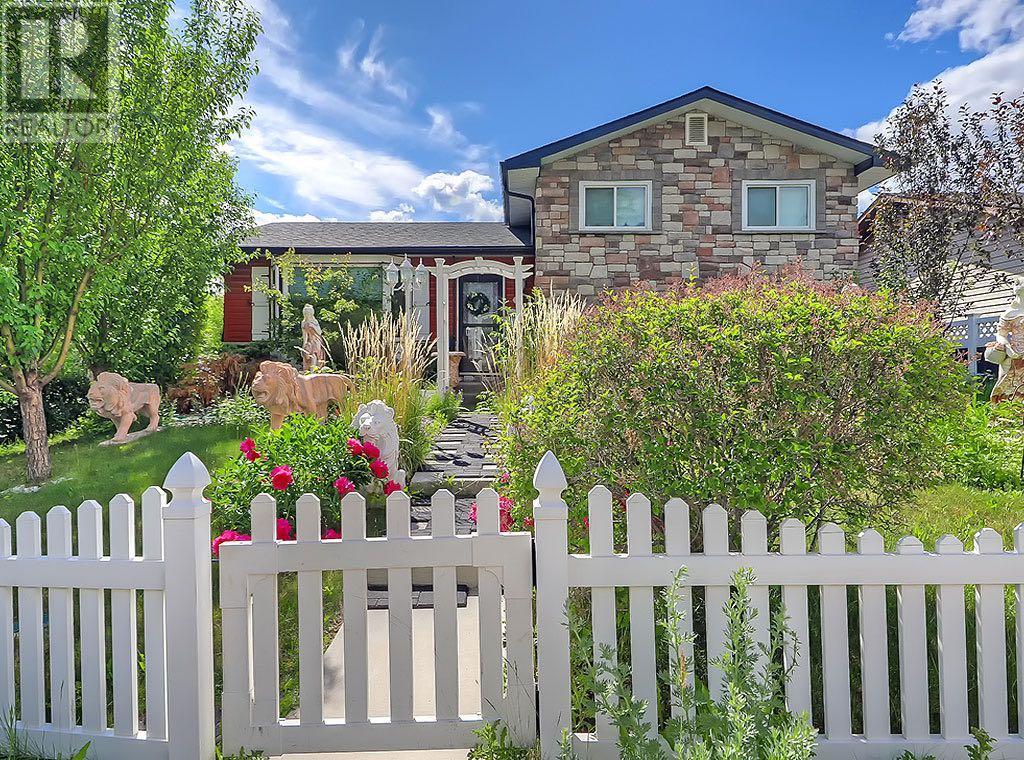 Single Family House 3 Level for Sale in   Street NE Rundle Calgary 