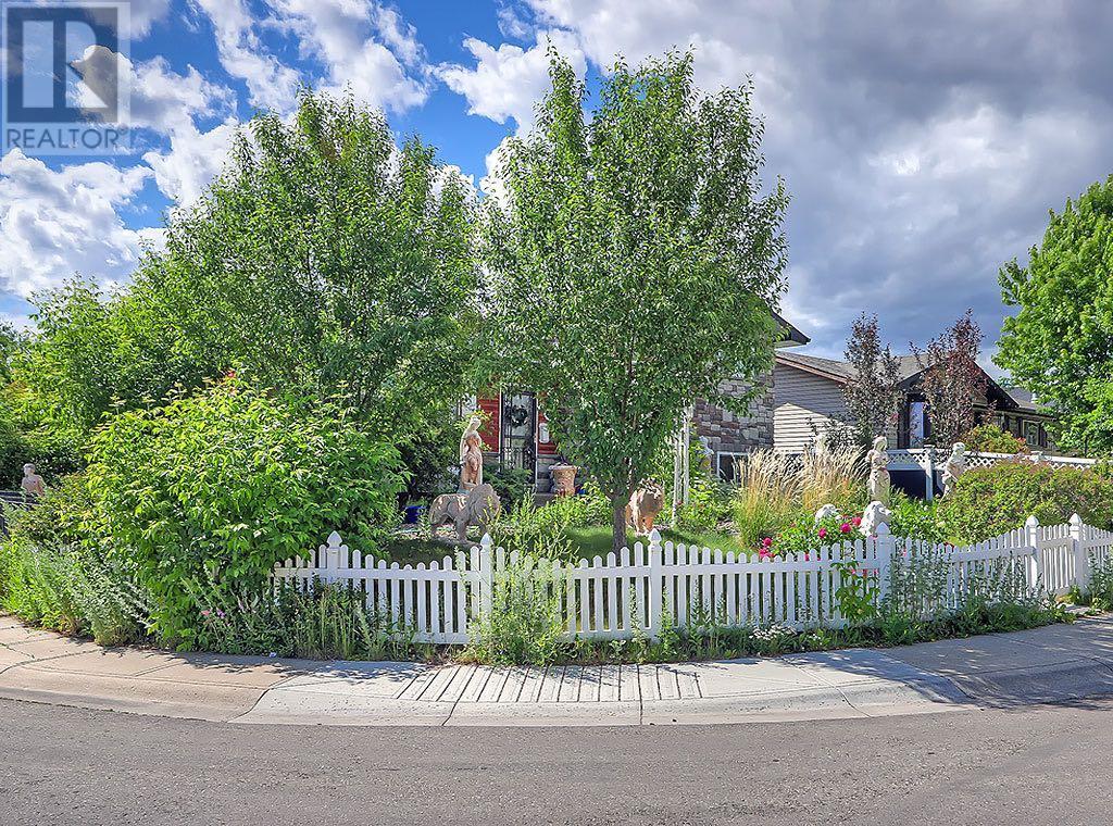 Single Family House 3 Level for Sale in   Street NE Rundle Calgary 