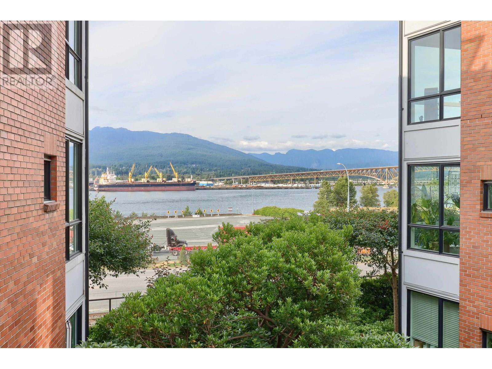 Photo 4 of 2915 Wall Street, Vancouver BC