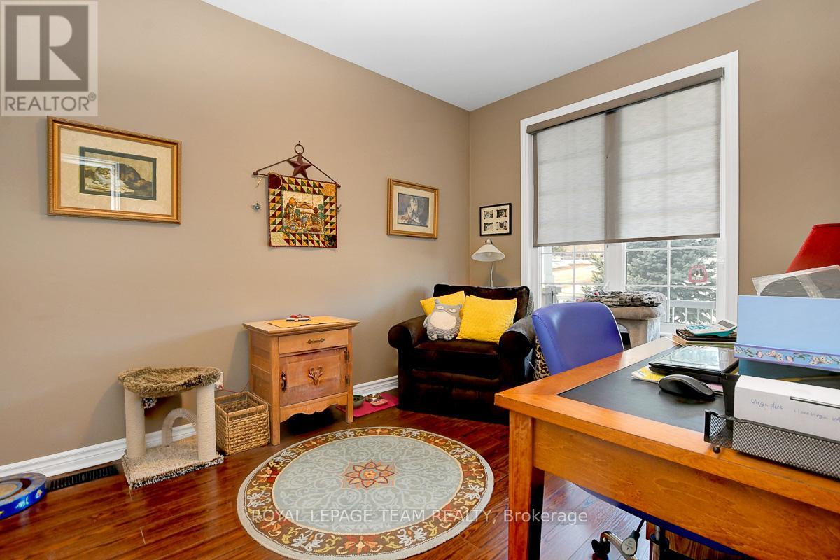 Photo 12 of 520 Clothier Street W, North Grenville ON