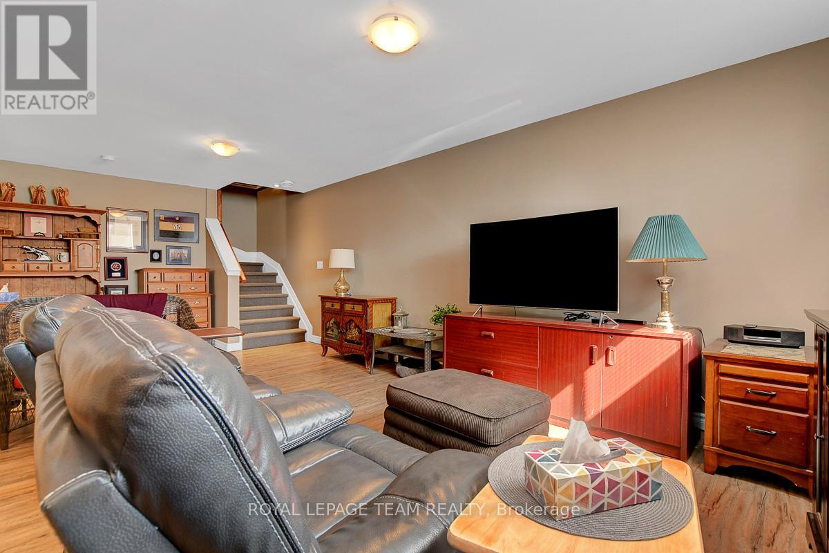 Photo 23 of 520 Clothier Street W, North Grenville ON