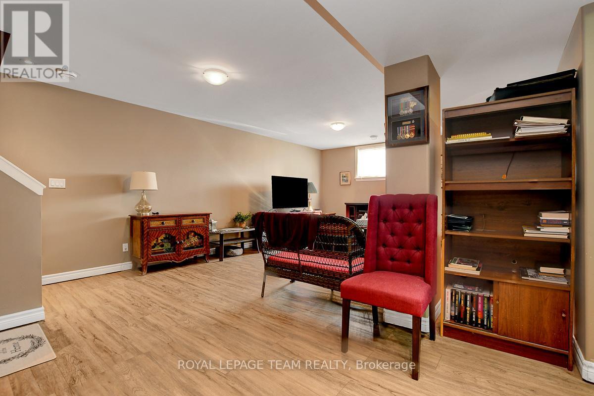 Photo 3 of 520 Clothier Street W, North Grenville ON