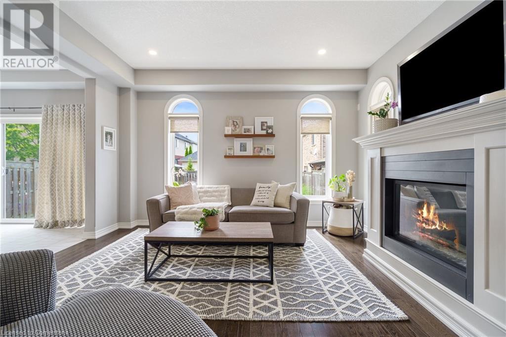 Photo 10 of 42 Chestnut Drive, Grimsby ON
