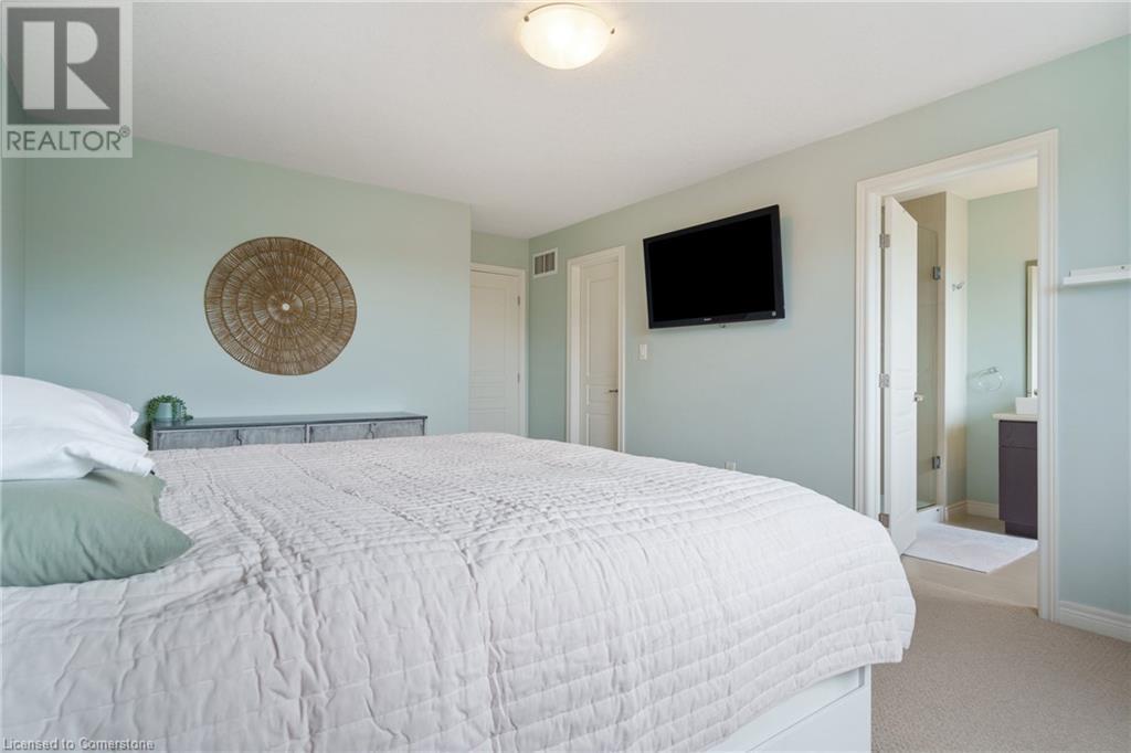 Photo 33 of 42 Chestnut Drive, Grimsby ON