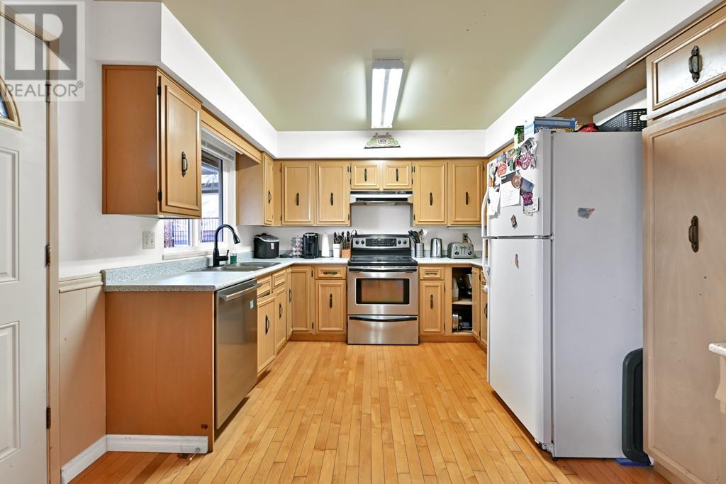 Photo 4 of 2512 Penshurst Court, Coquitlam BC