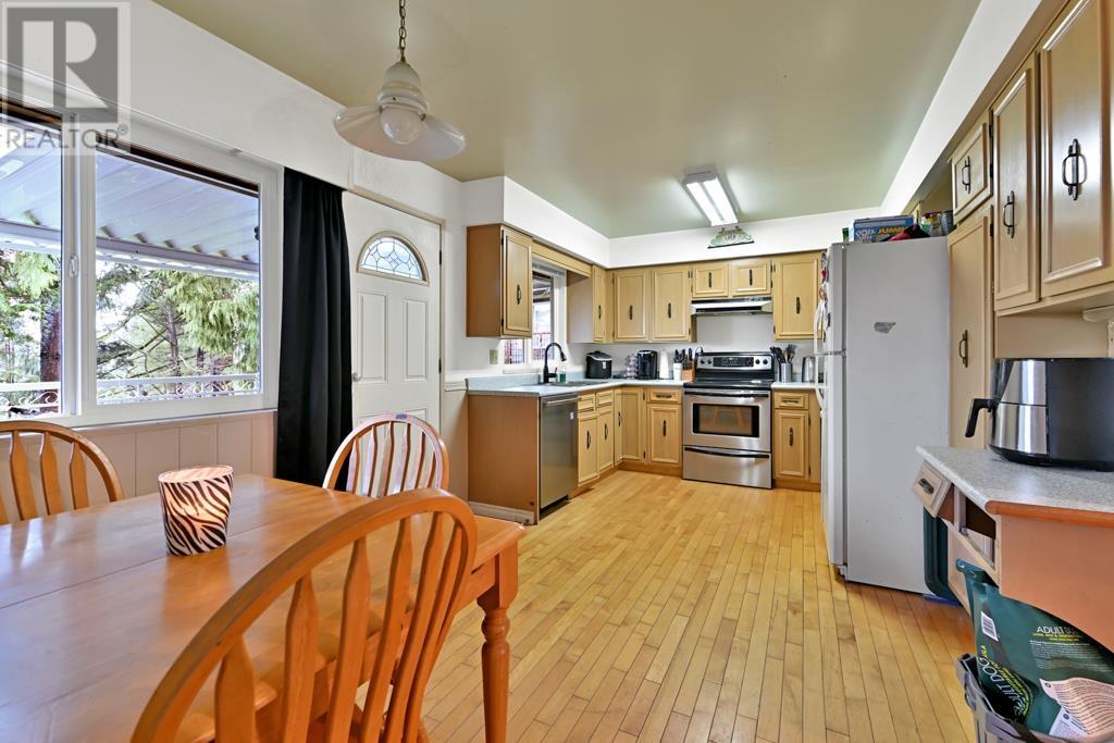 Photo 3 of 2512 Penshurst Court, Coquitlam BC