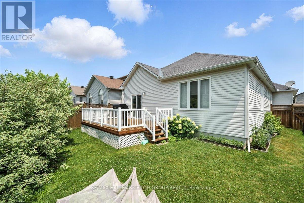 Photo 10 of 128 Topaze Crescent, Clarencerockland ON