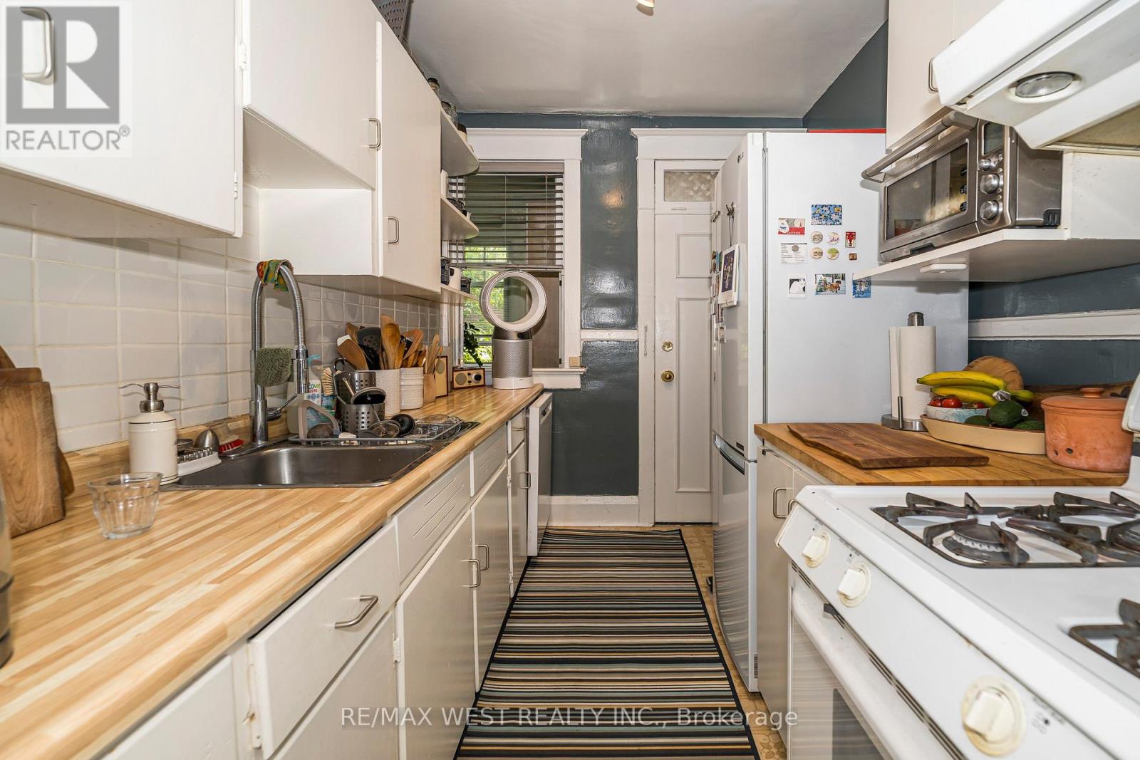 9B HUMEWOOD DRIVE - 16